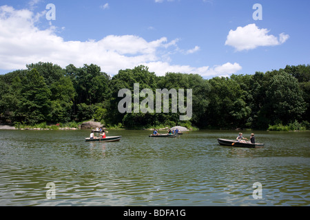 Persone in barca nel central park di new york Foto Stock