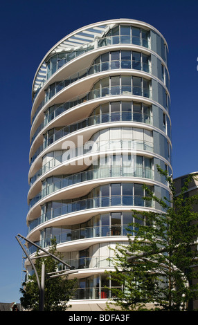 L'Ovale, moderno edificio residenziale su Dalmannkai e Kaiserkai nella Hafencity Harbor City, Amburgo, Germania, Europa Foto Stock