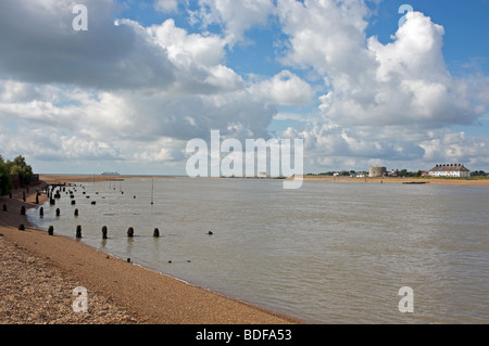 Guardando verso il Mare del Nord al di là del fiume Deben estuario a Bawdsey traghetto, con la frazione Suffolk, Regno Unito. Foto Stock