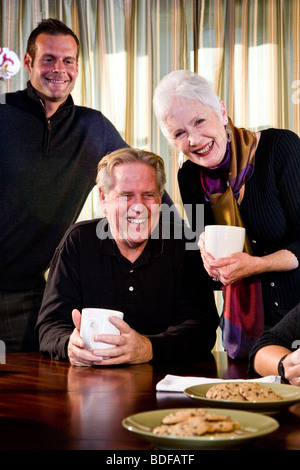Ritratto di famiglia nella sala da pranzo con adulto bambino Foto Stock