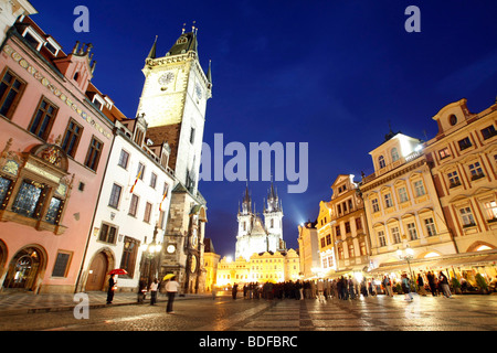 Piazza della Città Vecchia di notte a Praga Central Bohemia Repubblica Ceca, Europa orientale Foto Stock