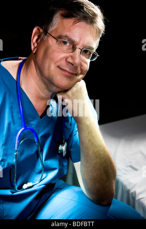 Close-up del medico maschio indossa scrubs Foto Stock