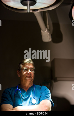 Ritratto di coppia medico in frega in piedi sotto la luce chirurgica in ospedale Foto Stock