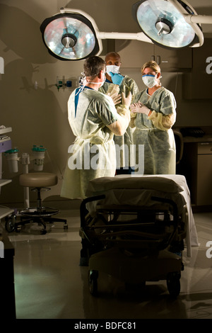 I chirurghi che conferiscono nella stanza di ospedale Foto Stock