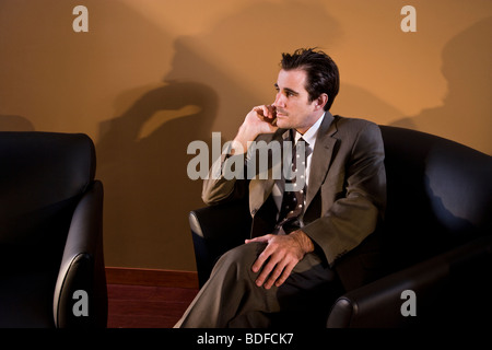 Imprenditore in attesa in poltrona Foto Stock