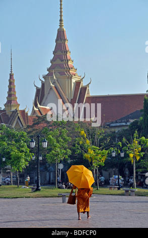 Monaco con un ombrello di fronte la Pagoda d'argento, Phnom Penh, Cambogia, Asia Foto Stock