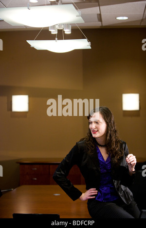 Ritratto di imprenditrice seduta sul tavolo della sala riunioni in attesa Foto Stock