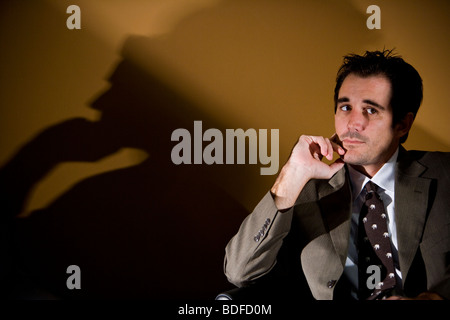 Metà-imprenditore adulti pensando Foto Stock