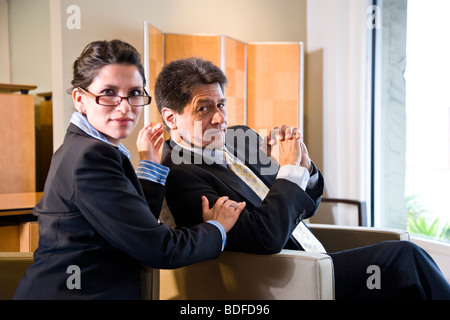 Imprenditore ispanica e imprenditrice seduto in salotto Foto Stock