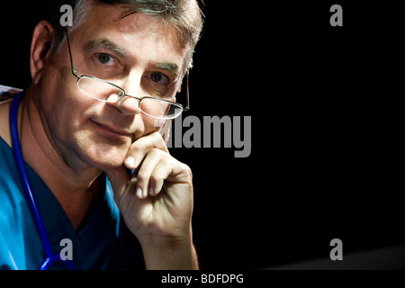 Close-up del medico maschio indossa scrubs Foto Stock