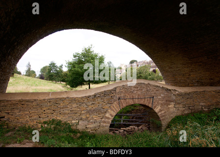 Archi e curve di parete di pietra Foto Stock