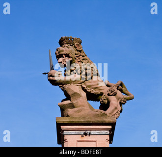 Lion scultura sulla parte superiore del pozzetto a University square Foto Stock