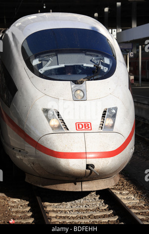 Il ghiaccio highspeed il treno alla Stazione Centrale di Monaco di Baviera, Germania Foto Stock