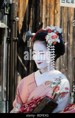 Maiko, geisha in formazione, nel quartiere di Gion, Kyoto, Giappone, Asia Foto Stock