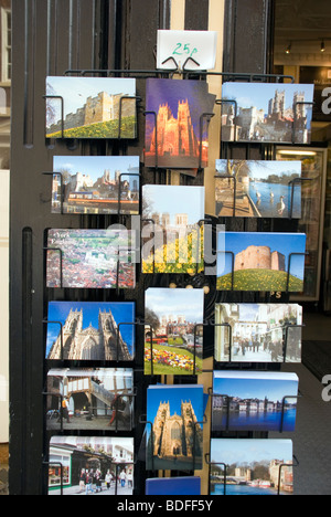 York North Yorkshire England Regno Unito cartoline in vendita nel centro della città Foto Stock