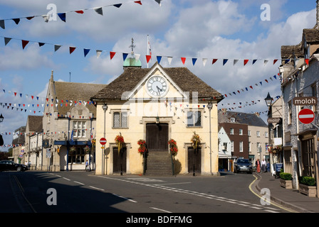 Tetbury Market Hall pontato in cesti floreali pendenti Foto Stock