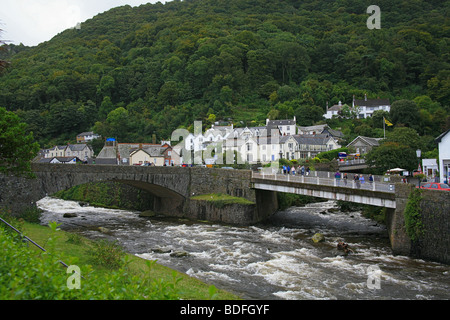 La confluenza di Oriente e di Occidente Lyn fiumi in Lynmouth, Devon, Inghilterra, Regno Unito Foto Stock