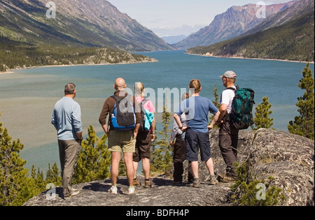 Gruppo di escursionisti che godono di vista sul lago Bennett, Chilkoot Pass, Chilkoot Trail, Yukon Territory, British Columbia, B. C., Canada Foto Stock