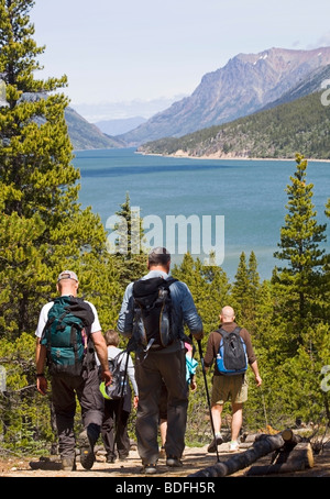 Gruppo di escursionisti scendendo verso la storica Bennett, Klondike Gold Rush, Lake Bennett dietro, Chilkoot Pass, Chilkoot Trail, Foto Stock