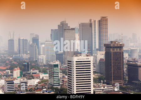 Indonesia, Java, Giacarta Monas, vista in elevazione di elevato aumento edifici per uffici lungo Jalan Thamrin Foto Stock