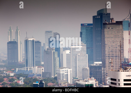 Indonesia, Java, Giacarta Monas, vista in elevazione di elevato aumento edifici per uffici lungo Jalan Thamrin Foto Stock