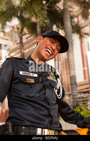 Indonesia, Java, Giacarta, Jalan Thamrin, Plaza Bll Menara ufficio complesso, ridere la guardia di sicurezza Foto Stock