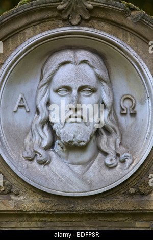 Cristo in pietra a rilievo su una lastra tombale, vecchio cimitero, Bonn, Renania settentrionale-Vestfalia, Germania, Europa Foto Stock