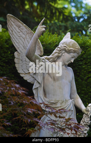 Angelo di marmo rivolto al cielo su una lastra tombale, vecchio cimitero, Bonn, Renania settentrionale-Vestfalia, Germania, Europa Foto Stock