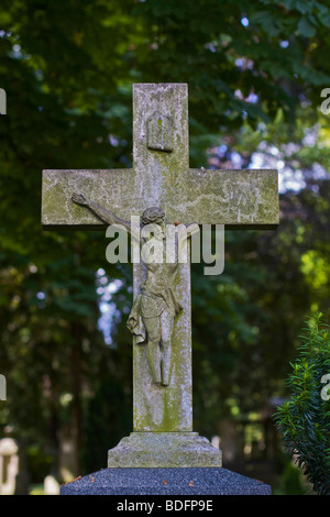 Croce di pietra su pietra tombale, vecchio cimitero, Bonn, Renania settentrionale-Vestfalia, Germania, Europa Foto Stock