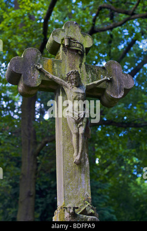 Croce di pietra su pietra tombale, vecchio cimitero, Bonn, Renania settentrionale-Vestfalia, Germania, Europa Foto Stock