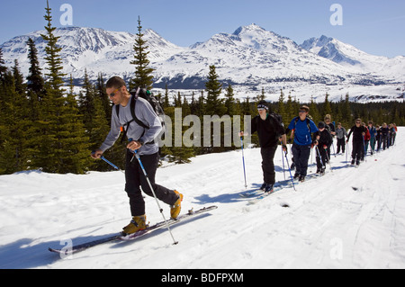 Insegnante e un gruppo di bambini in una escursione sugli sci, Yukon outdoor programma scolastico, Bianco Pass, Chilkoot Pass, Chilkoot Trail, Brit Foto Stock