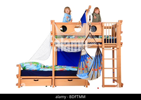 Bambini che giocano in una Billi-Bolli loft bed Foto Stock