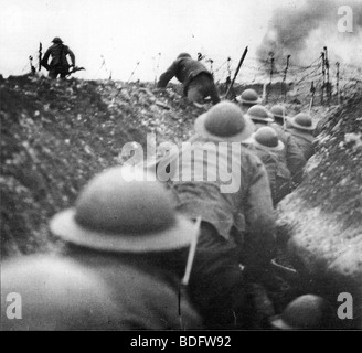 Battaglia di ARRAS 1917 9 fucili scozzese di seguire i loro officer al di fuori di un sistema a trench 6 Aprile 1917 - vedere la descrizione riportata di seguito Foto Stock