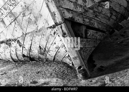 Prua di una vecchia barca di legno in un porto di pesca in Andalusia, Spagna, Europa Foto Stock