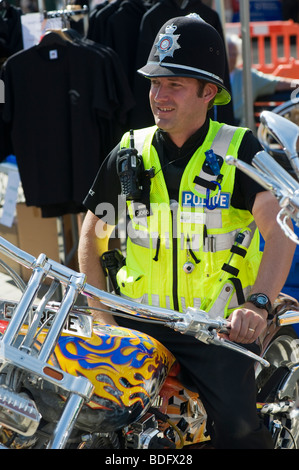 British poliziotto seduto su una custom Harley Davidson motocicletta in corrispondenza di un bike festival Foto Stock