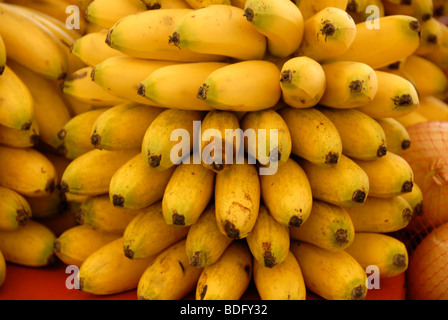 Le banane in un mercato all'aperto. Foto Stock