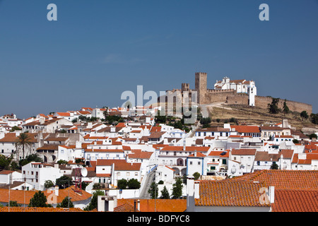 La cittadina collinare e castello di Arraiolos in Alentejo Portogallo Foto Stock
