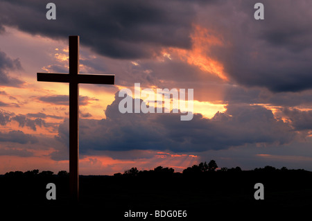 Croce di legno su un tramonto Foto Stock