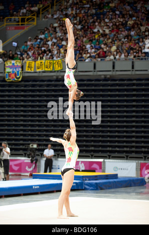 Ginnastica acrobatica Coppia donne concorrenza, World Games, Kaohsiung, Taiwan, luglio 20, 2009 Foto Stock