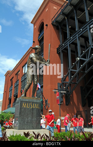 ST LOUIS - Missouri: al di fuori del Busch Stadium con statua di Stan 'l'uomo' Musial. Bush Stadium è la casa dei signori cardinali Foto Stock