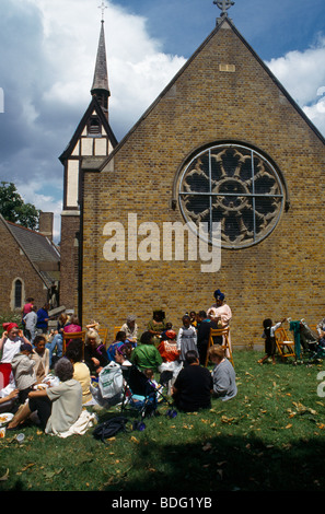 San Giuseppe Chiesa barbeque dopo la Messa domenicale Roehampton Foto Stock