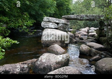 Resti di un antica lapide ponte sul fiume Dart a Dartmeet, Dartmoor Devon, Regno Unito Foto Stock