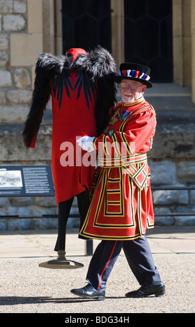 Tre progetti per un Beefeater xxi secolo svelata uniforme presso la Torre di Londra per lanciare il Super mostra contemporanea Foto Stock