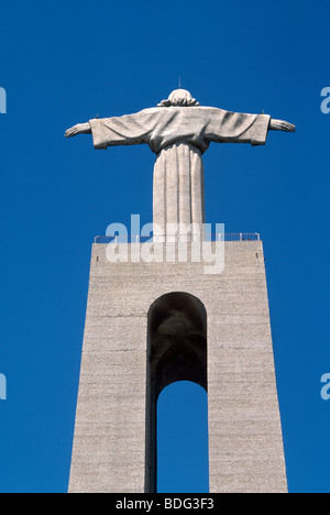 Lisbona portogallo Almada District Cristo Rei statua costruita da Francisco Franco 1949-59 28 metri di altezza Foto Stock