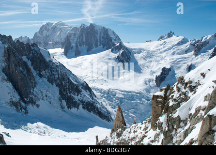Il Mont Blanc, Mt Blanc du Tacul, la Vallée Blanche e Aiguille du Midi come visto da vicino Aiguille du Tacul, Chamonix, Francia Foto Stock