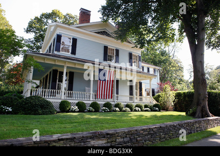 Casa Grande con una bandiera sulla veranda, Sag Harbor, Long Island, New York Foto Stock