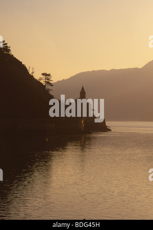 Blaenau Ffestiniog Dogana Vecchia Silhouette a sunrise Mawddach fiume in primo piano il Parco Nazionale Snowdonia Gwynedd Mid Wales UK Foto Stock