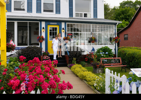 Madre e figlia i viaggiatori in un Bed & Breakfast a Digby Nova Scotia Canada con fiori da giardino Foto Stock