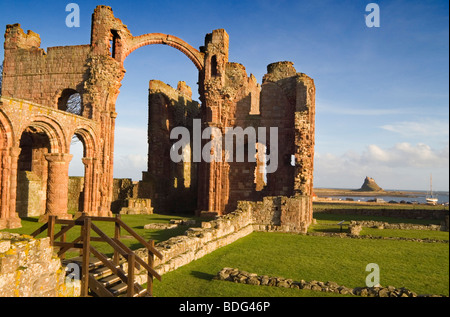 Lindisfarne Priory sull Isola Santa del Northumberland coast Foto Stock