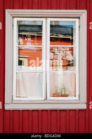 Finestra di un vecchio edificio di legno in Naantali, Finlandia Foto Stock